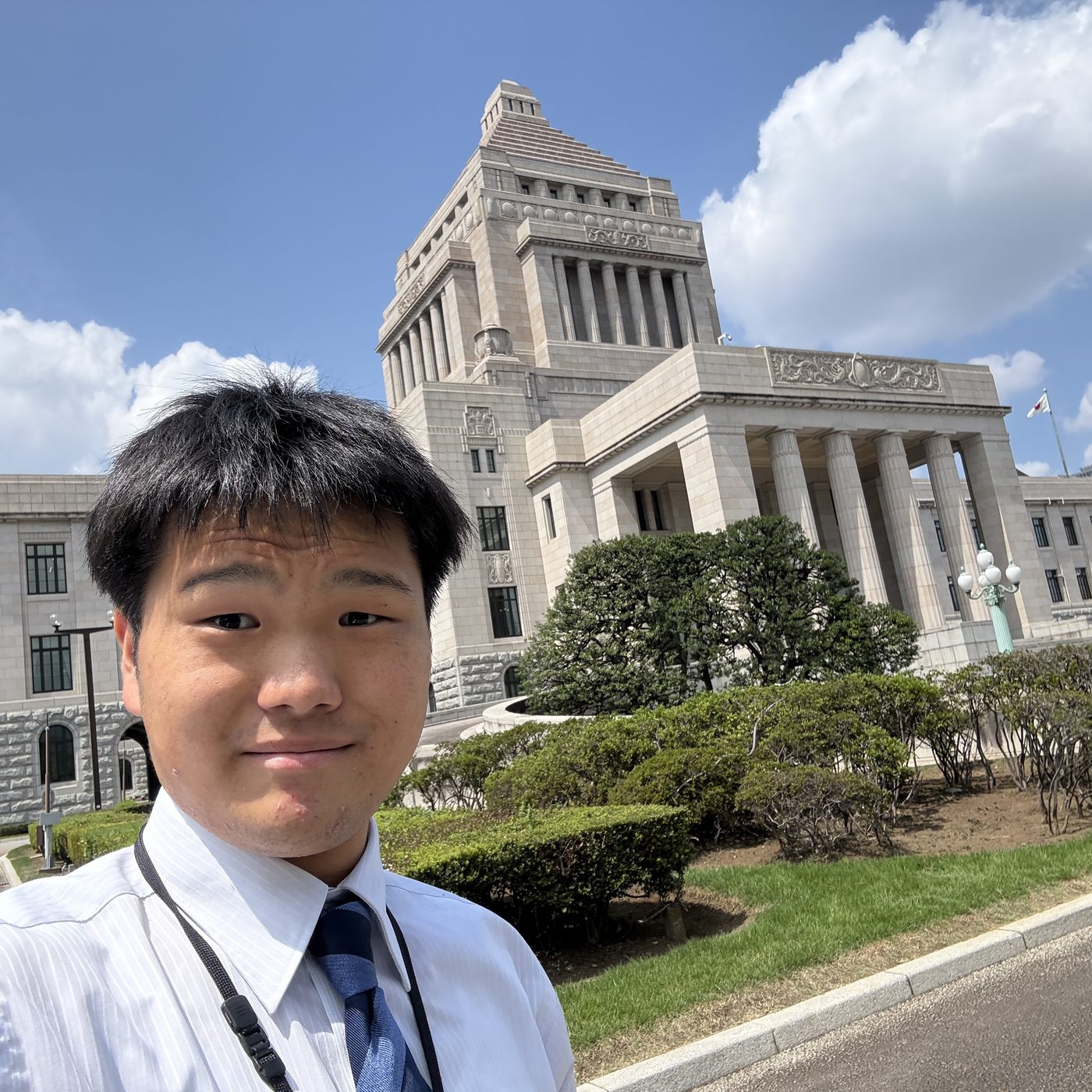 久米悠雅 (国会議事堂前にて)